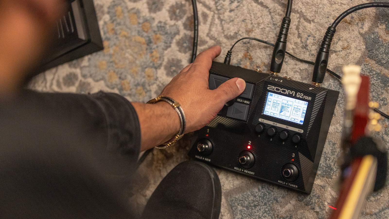 Adjusting the tone by operating the G2 FOUR at the foot
