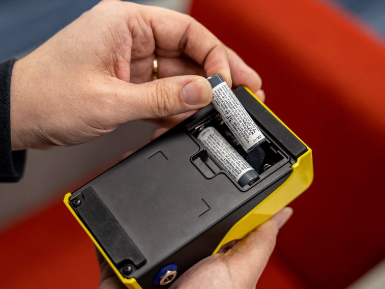 putting batteries into the MS-200D+