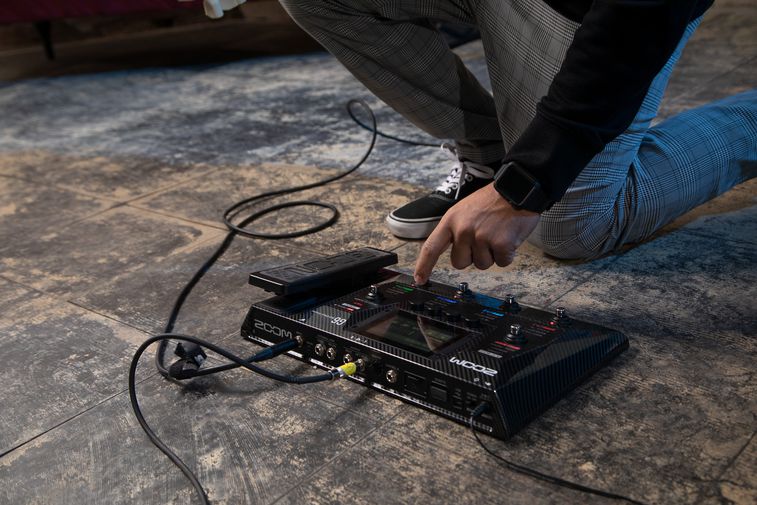 Ricardo Ramos adjusting his Zoom G6