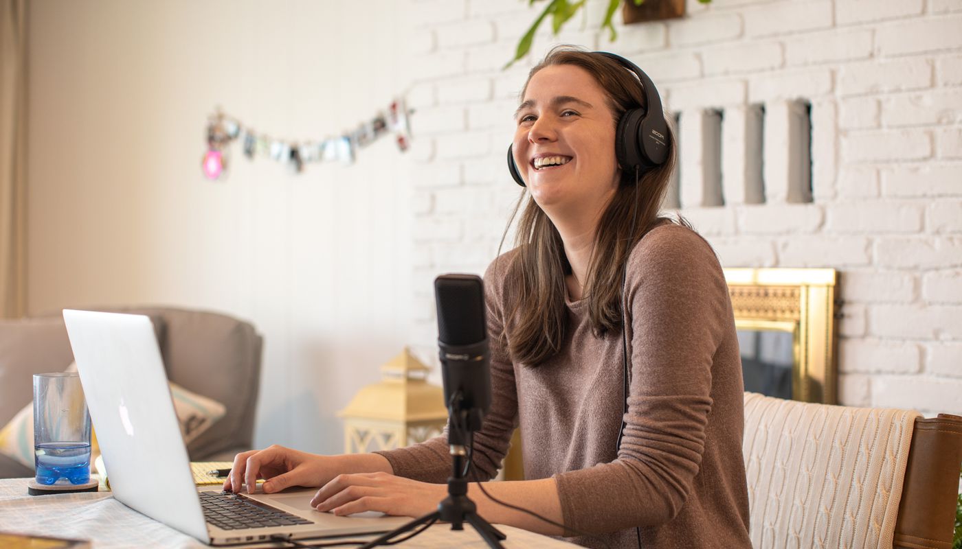 Podcaster speaking into ZUM-2