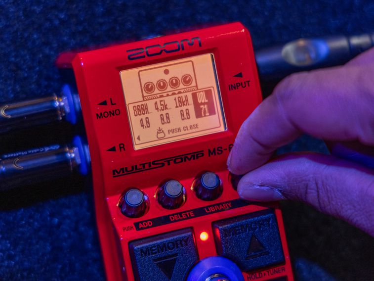 Using the control knobs to adjust parameters on the MS-60B+