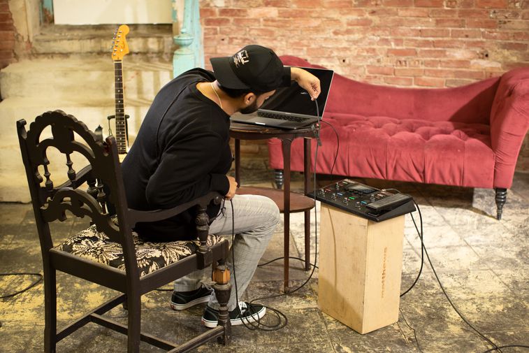 Ricardo Ramos plugging headphones into his computer