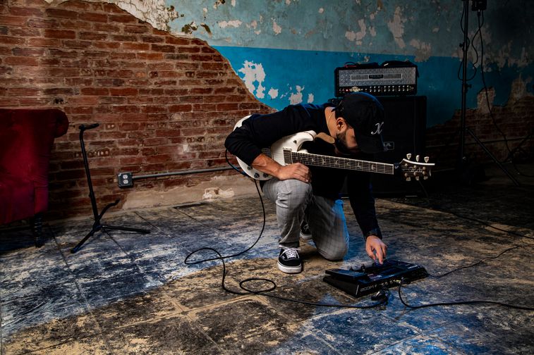 Ricardo Ramos adjusting the parameters for the Zoom G6