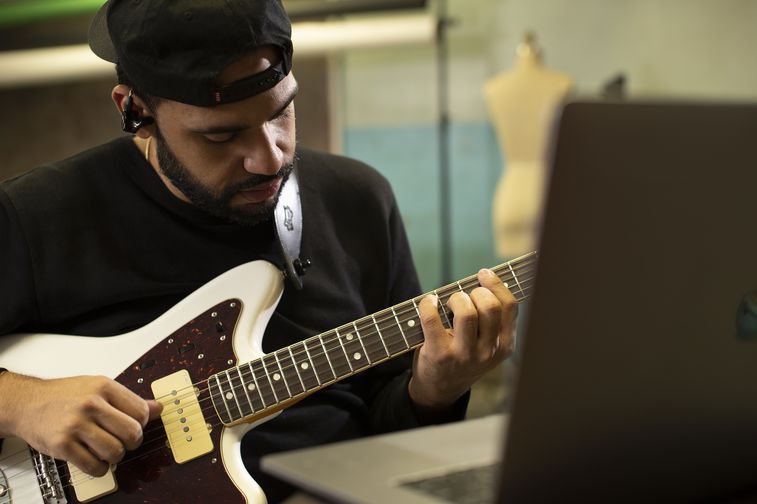 Ricardo Ramos playing a pearly white Fender Jaguar