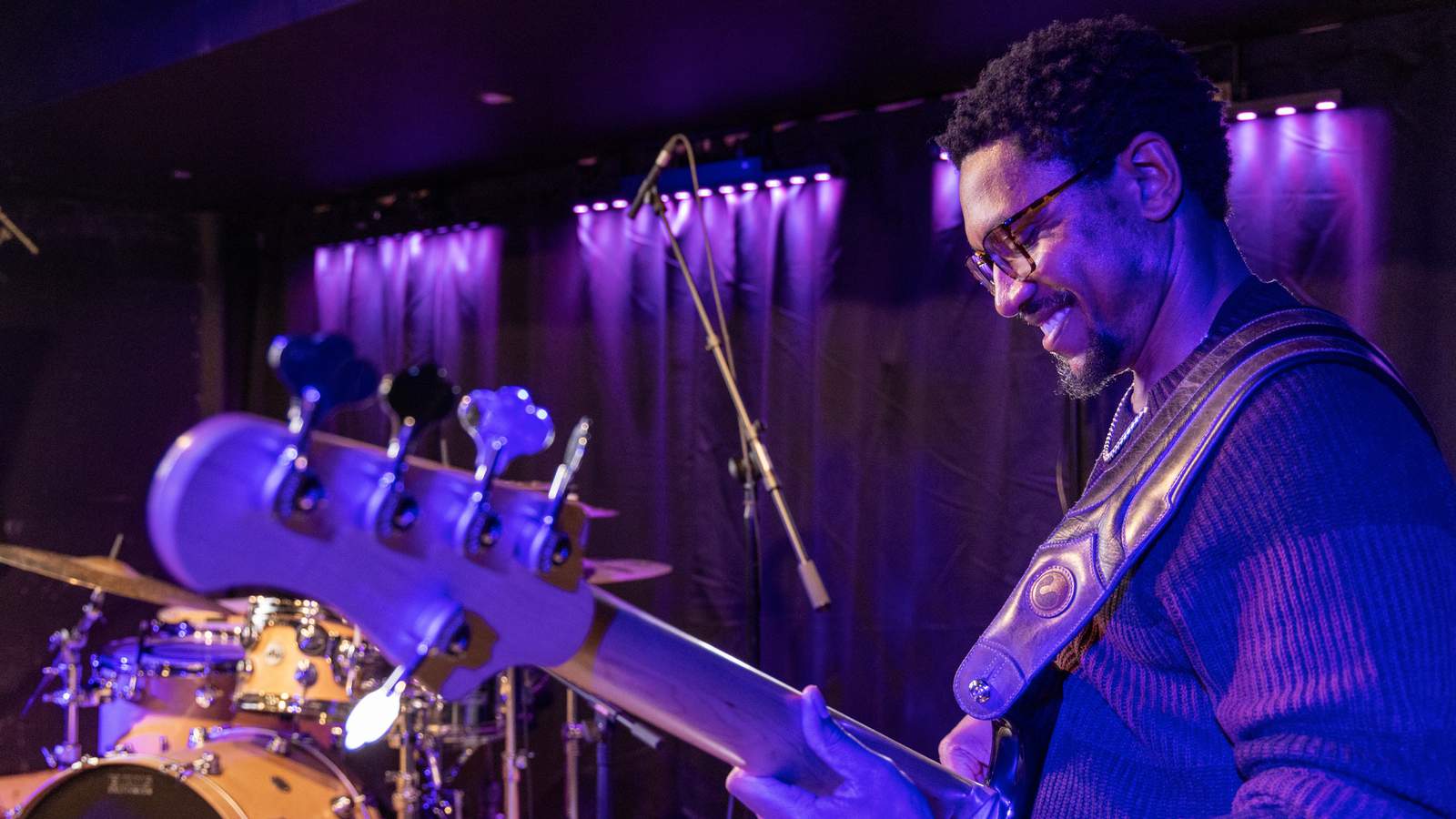 Bassist Busby Smith using the MS-60B+