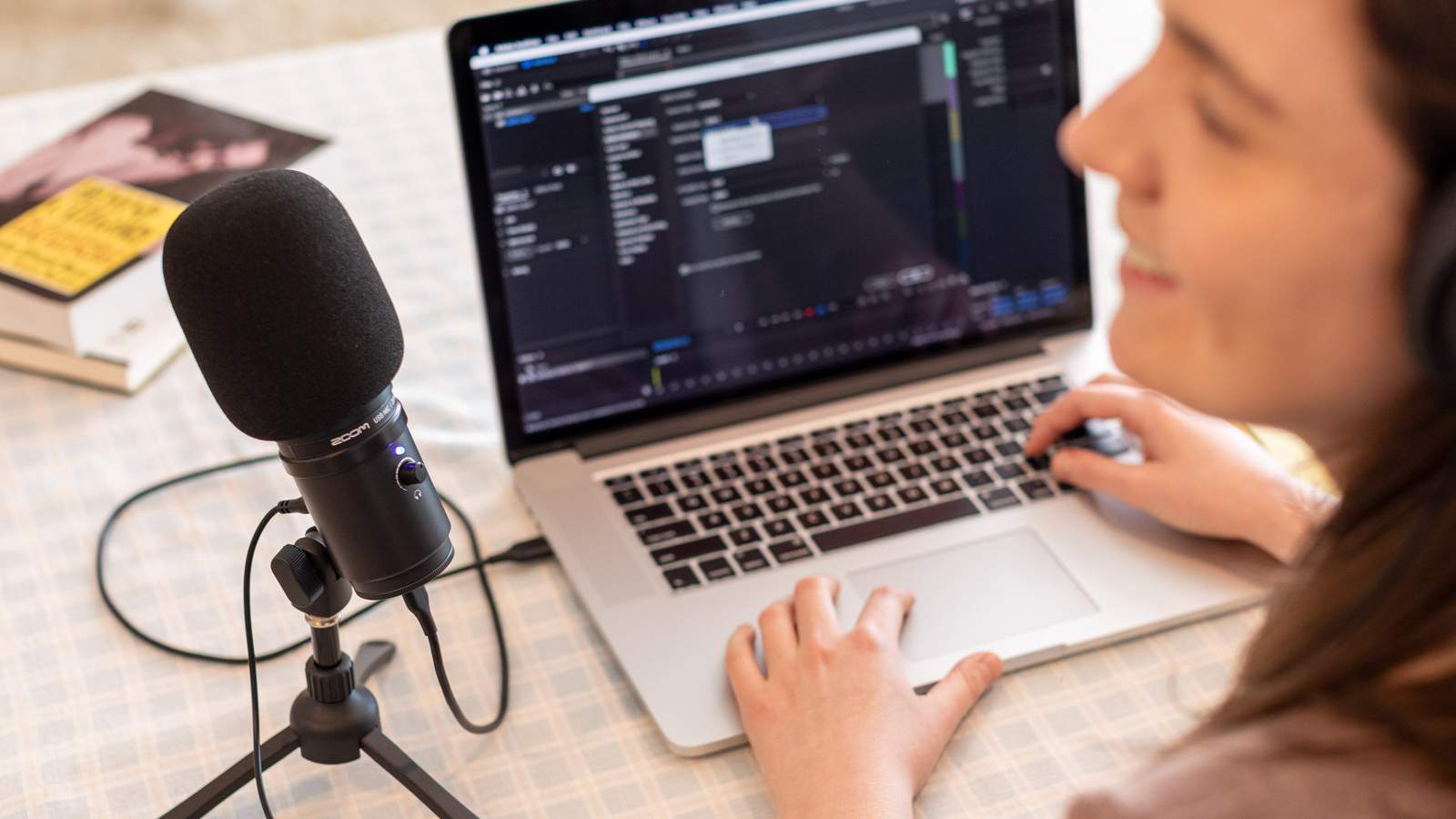 Podcaster using the ZUM-2 Podcast Mic Pack, plugged into her laptop