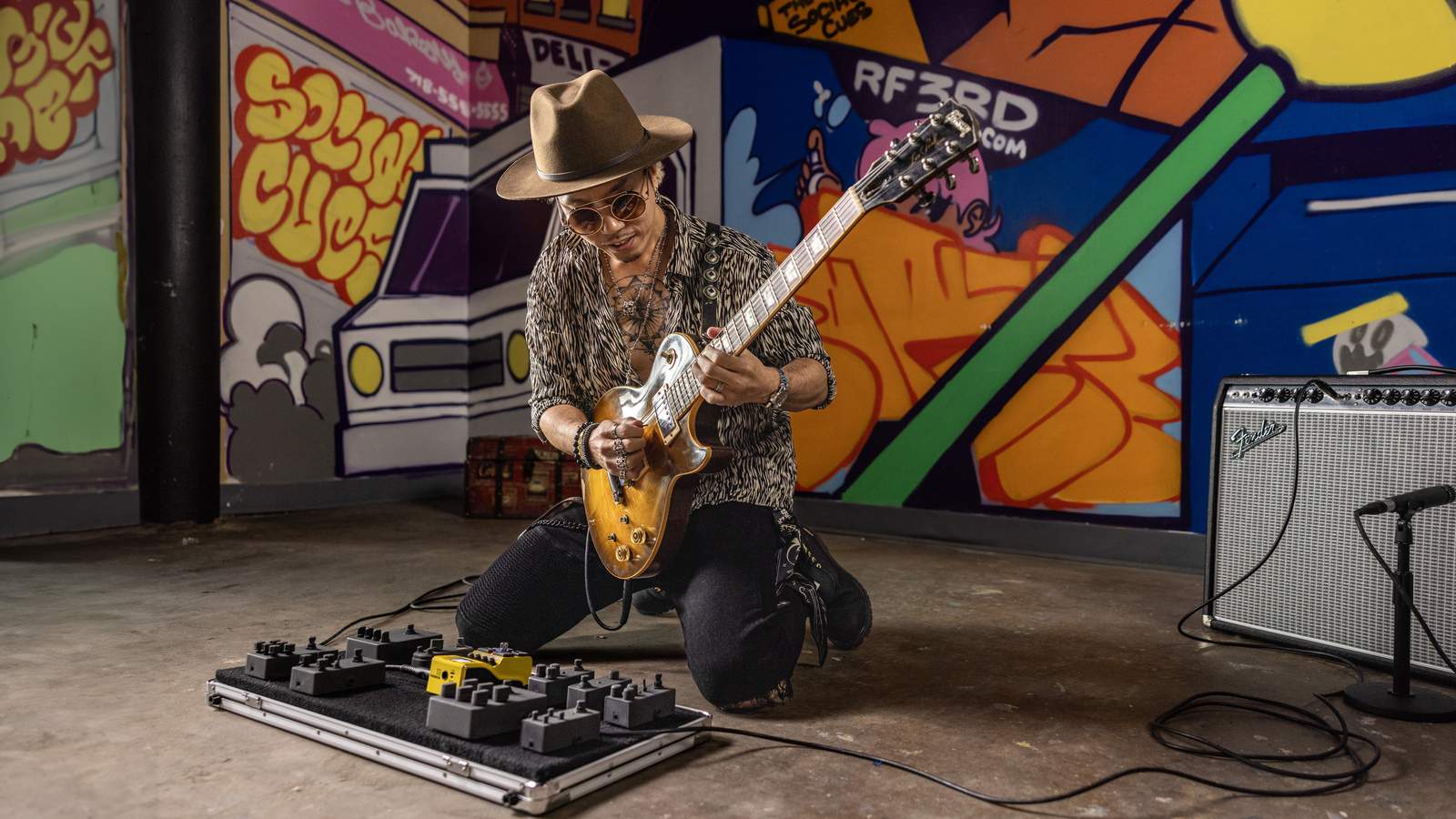 Guitarist soloing with the MS-200D+