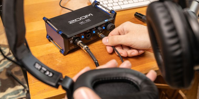 Plugging headphones into the UAC-232