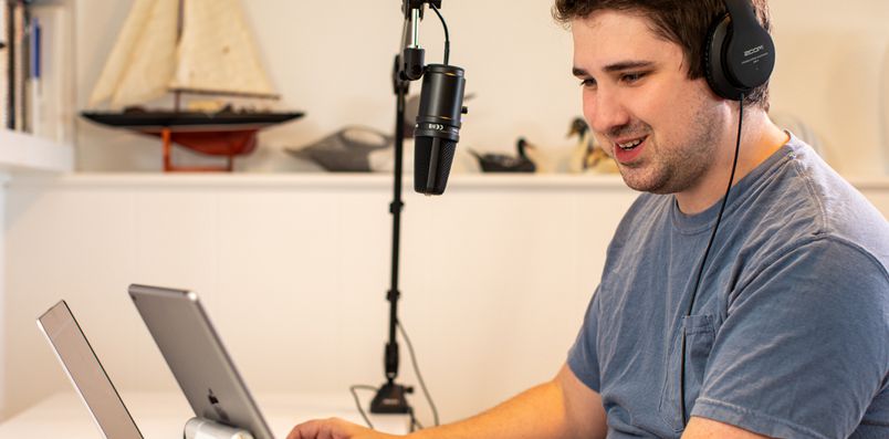 Voiceover artist using ZUM-2 on a scissor stand