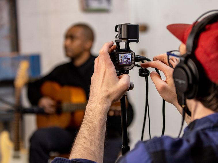 Filming live music with the Q8n-4K
