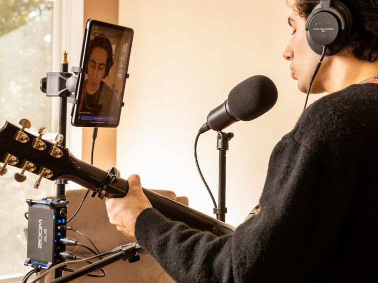 Muiscian livestreaming music using the loopback function for a backing track