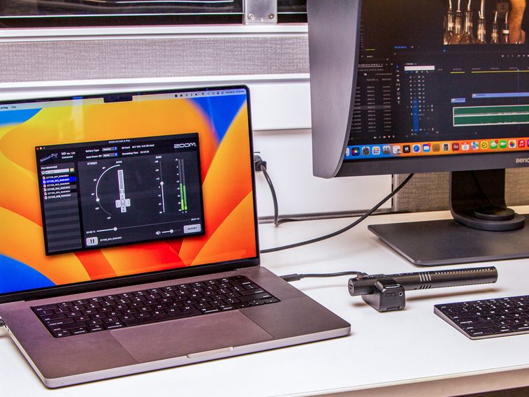 Manipulatiing a M3 audio file with the M3 Edit and Play software on a laptop.