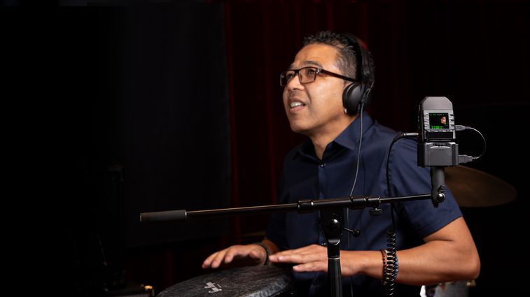 Conga player with headphones monitoring his recording on the Q2n-4k