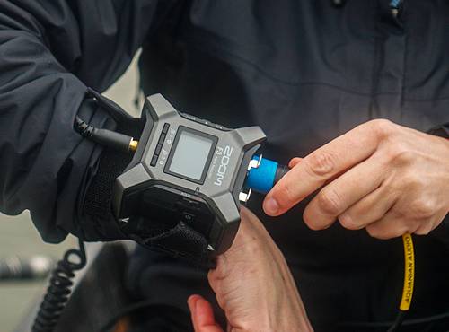 Attaching the F3 to your wrist
