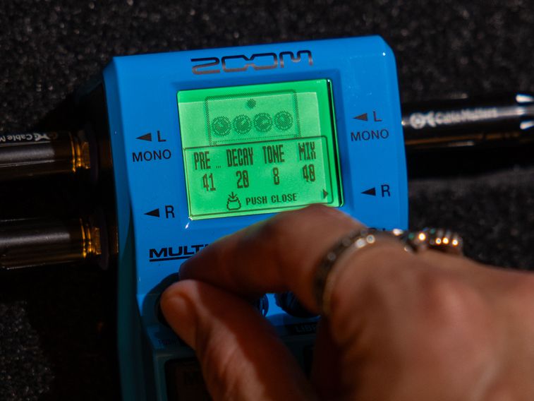Adjusting parameters with the navigation control knobs