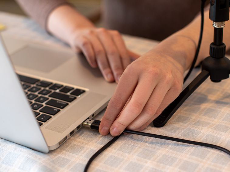plugging the ZUM-2 USB cable into a laptop computer