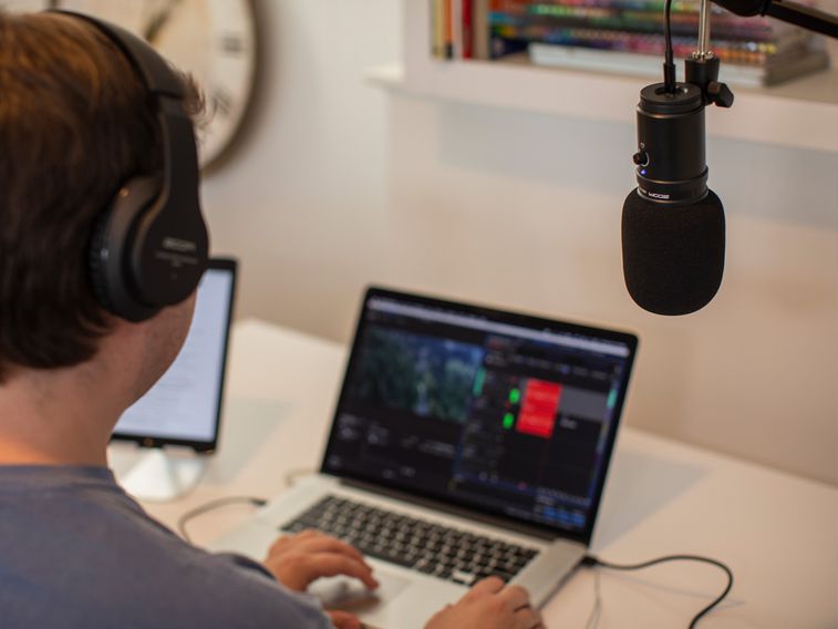 Voiceover artist using the ZUM-2 and recording to his computer