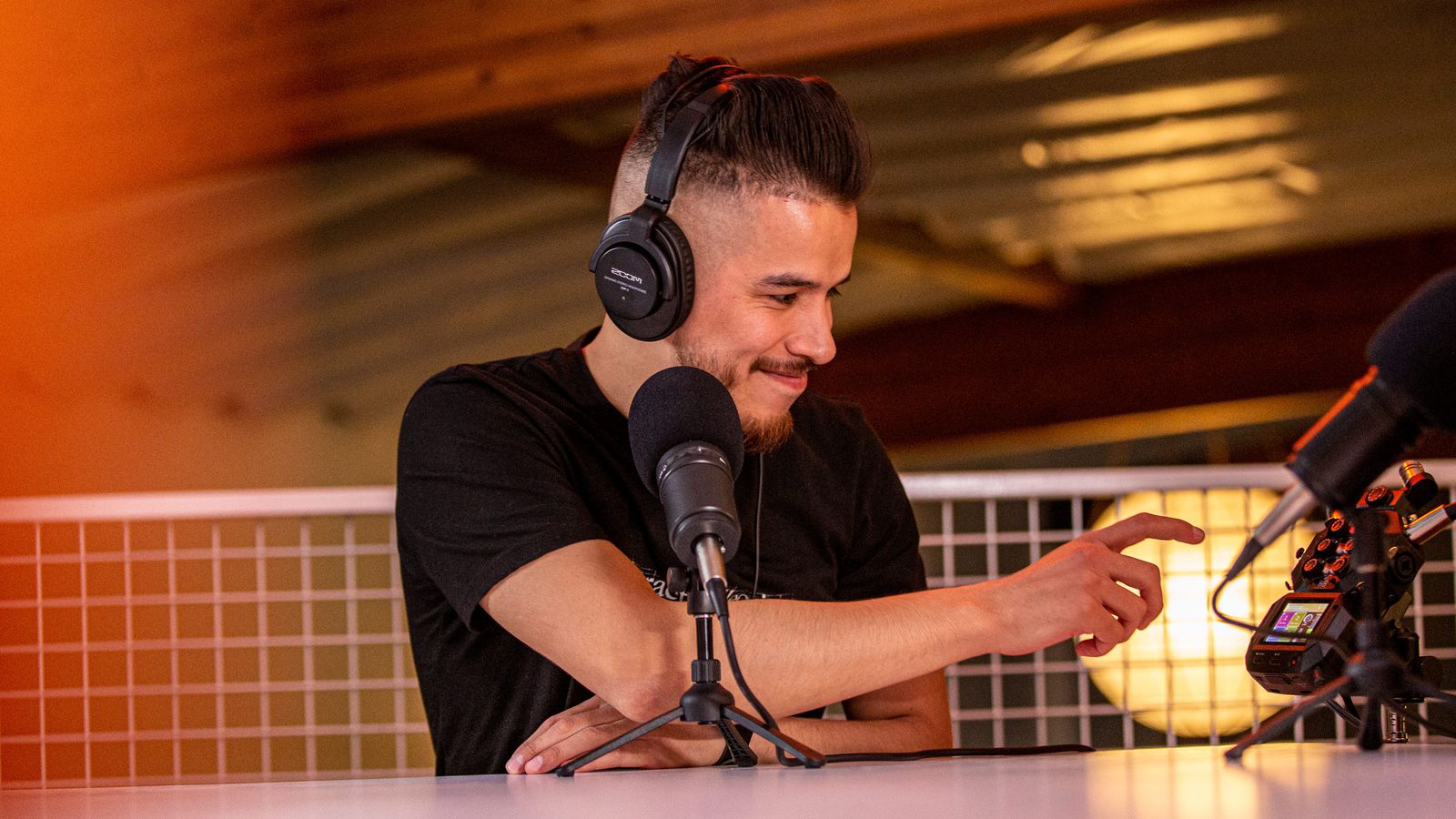 Podcaster using the ZOOM Podcast Mic Pack