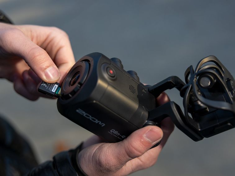 inserting the BTA-1 bluetooth adapter into the Q8n-4k
