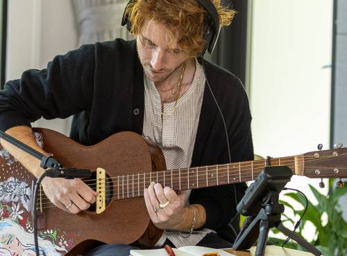 Male artist recording a guitar track to the R4 MultiTrak