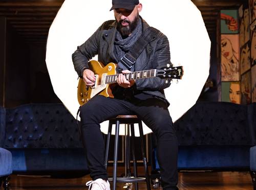 Guitarist using the G2 Four