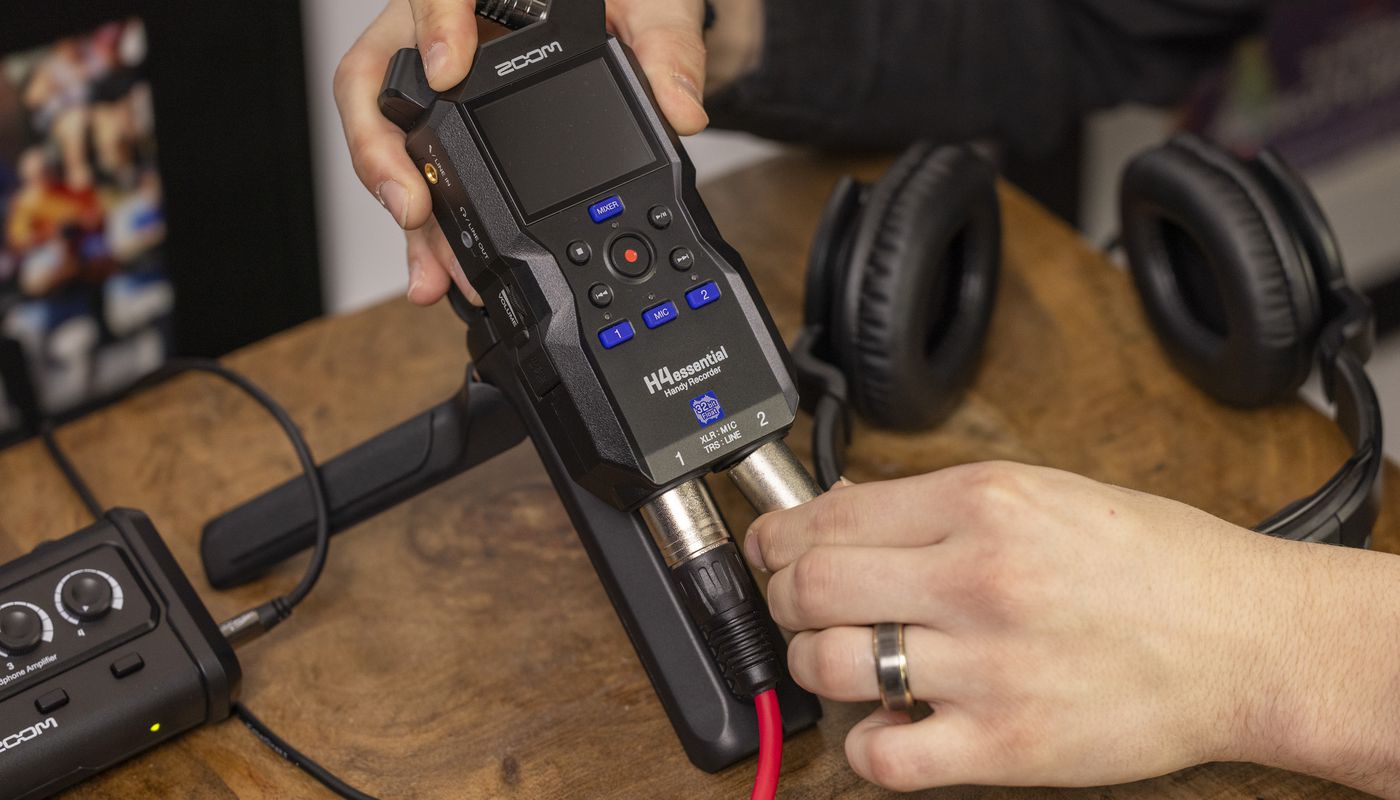 connecting an XLR cablre to the H4essential
