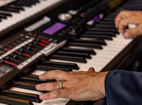 Rachel Z using her electric keyboard as a midi controller