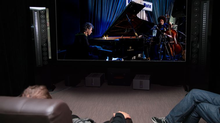 Live guitar performance being recorded and live-streamed on the internet. Q2n-4K connected to a laptop