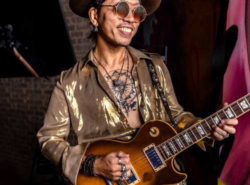 Guitarist with MS-200D+ on his pedal board