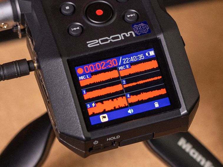 Close up of the waveform display of the H6e